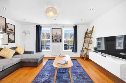 Lovely 2 bedroom house in Limehouse with private parking and garden!