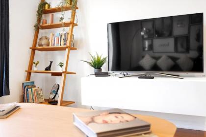 Lovely 2 bedroom house in Limehouse with private parking and garden! - image 11