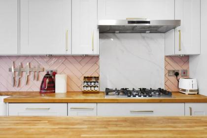 Lovely 2 bedroom house in Limehouse with private parking and garden! - image 27