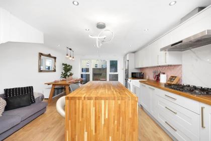 Lovely 2 bedroom house in Limehouse with private parking and garden! - image 4