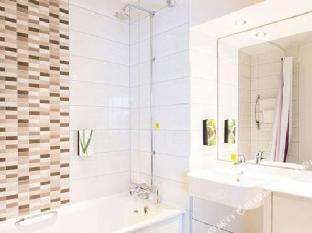 Premier Inn London Twickenham Stadium - image 5