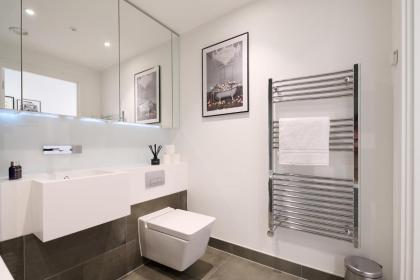 2BR/2Bath Aldgate East Modern Flat with Balcony! - image 9