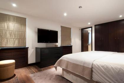 Mayfair Penthouse with Rooftop facing Hyde Park - image 4