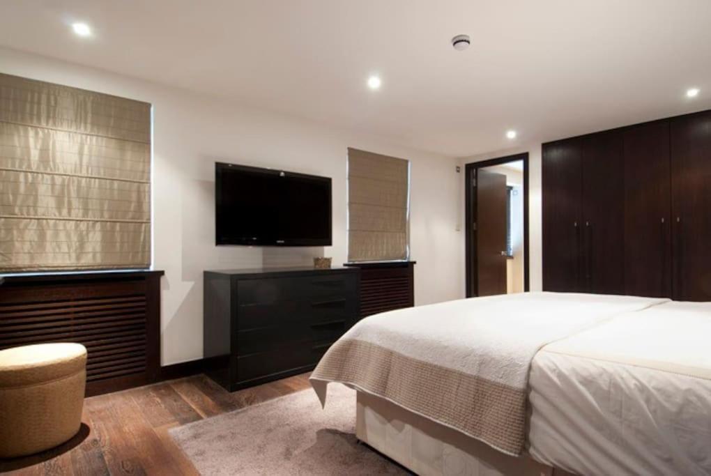 Mayfair Penthouse with Rooftop facing Hyde Park - image 4