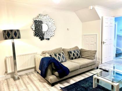 Two Bedroom House with Garden View & Free Parking