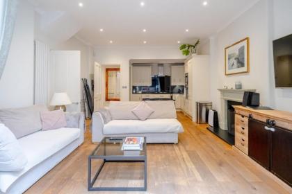 Gorgeous 2BD Flat with Patio - South Kensington! - image 12
