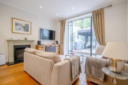 Gorgeous 2BD Flat with Patio - South Kensington! - image 15