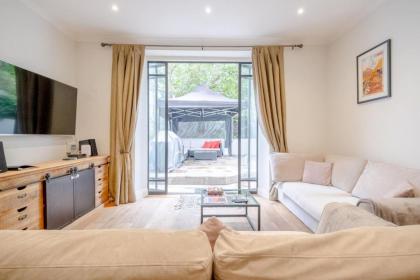 Gorgeous 2BD Flat with Patio - South Kensington! - image 17