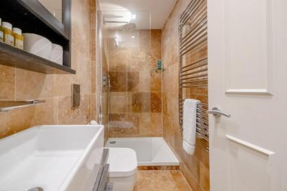 Gorgeous 2BD Flat with Patio - South Kensington! - image 2