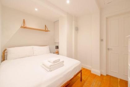 Gorgeous 2BD Flat with Patio - South Kensington! - image 3