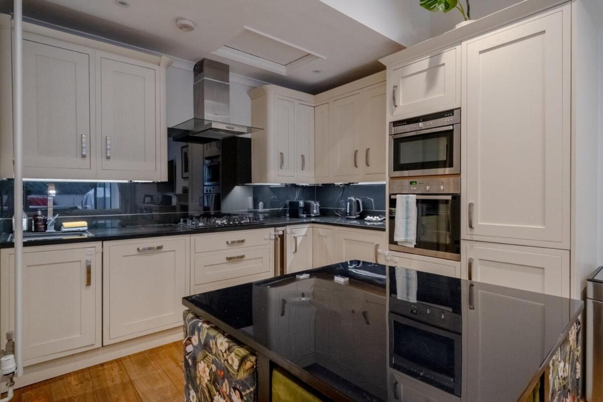 Gorgeous 2BD Flat with Patio - South Kensington! - image 4