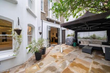 Gorgeous 2BD Flat with Patio - South Kensington! - image 5