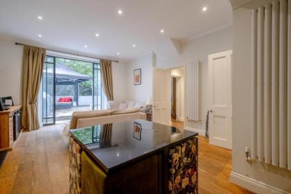 Gorgeous 2BD Flat with Patio - South Kensington! - image 7