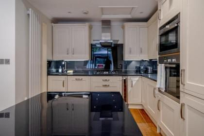 Gorgeous 2BD Flat with Patio - South Kensington! - image 8