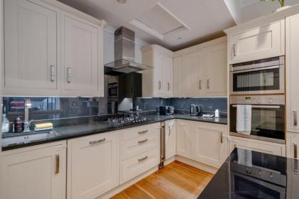 Gorgeous 2BD Flat with Patio - South Kensington! - image 9