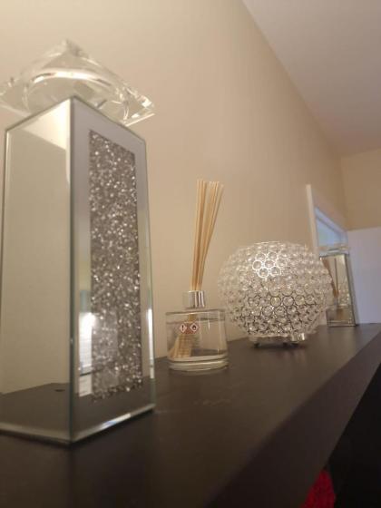 Ravishing Riverside 2-Bed Rental in Canary Wharf - image 10