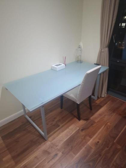 Ravishing Riverside 2-Bed Rental in Canary Wharf - image 11