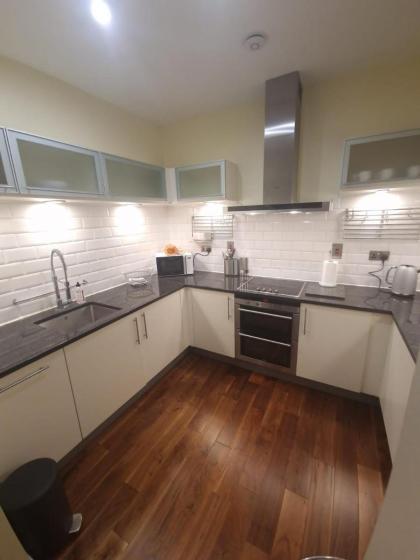 Ravishing Riverside 2-Bed Rental in Canary Wharf - image 13