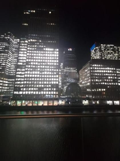 Ravishing Riverside 2-Bed Rental in Canary Wharf - image 14