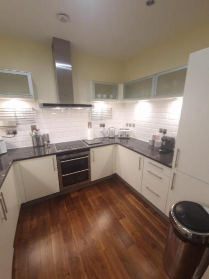Ravishing Riverside 2-Bed Rental in Canary Wharf - image 15