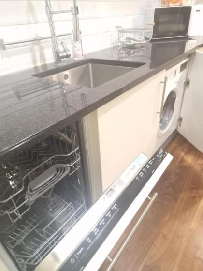 Ravishing Riverside 2-Bed Rental in Canary Wharf - image 16