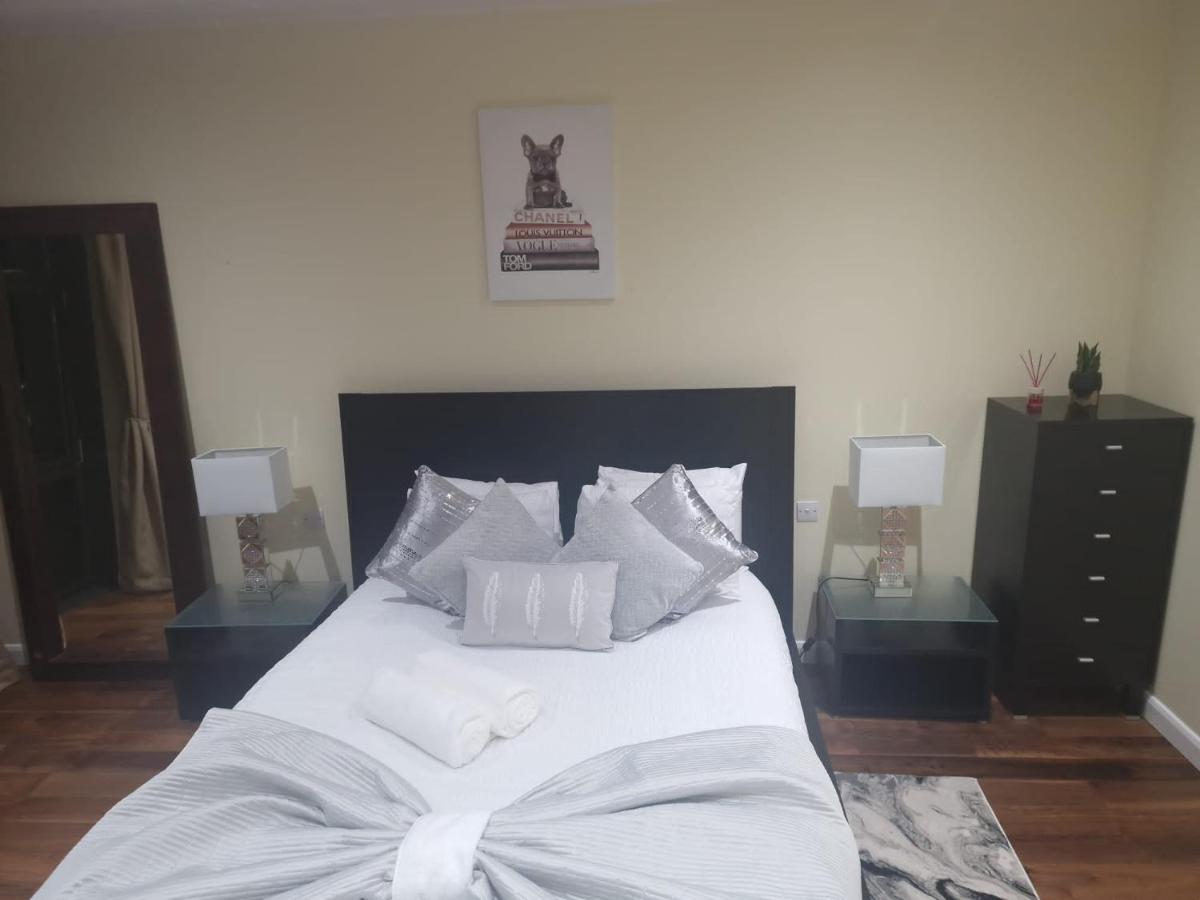Ravishing Riverside 2-Bed Rental in Canary Wharf - image 2