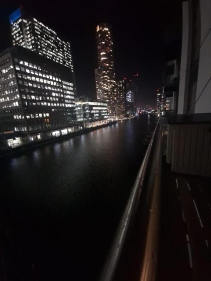 Ravishing Riverside 2-Bed Rental in Canary Wharf - image 23
