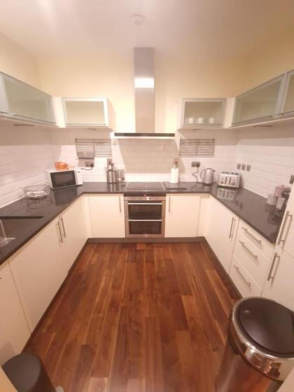 Ravishing Riverside 2-Bed Rental in Canary Wharf - image 24