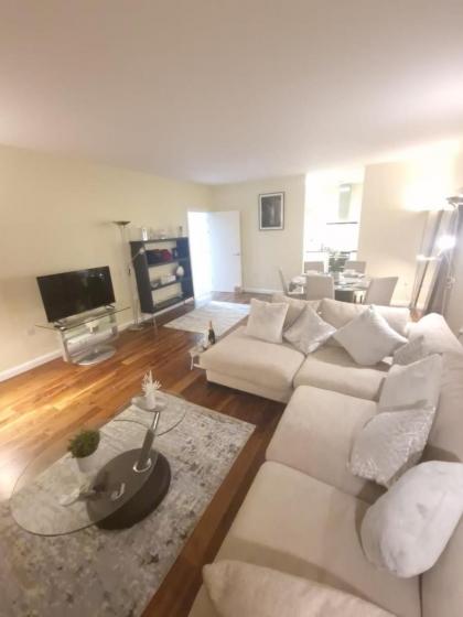 Ravishing Riverside 2-Bed Rental in Canary Wharf - image 25