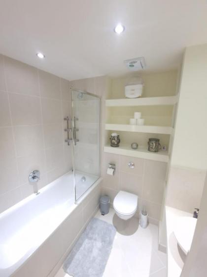 Ravishing Riverside 2-Bed Rental in Canary Wharf - image 26