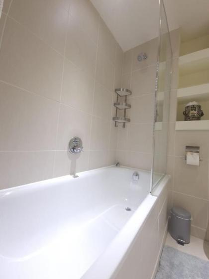Ravishing Riverside 2-Bed Rental in Canary Wharf - image 28