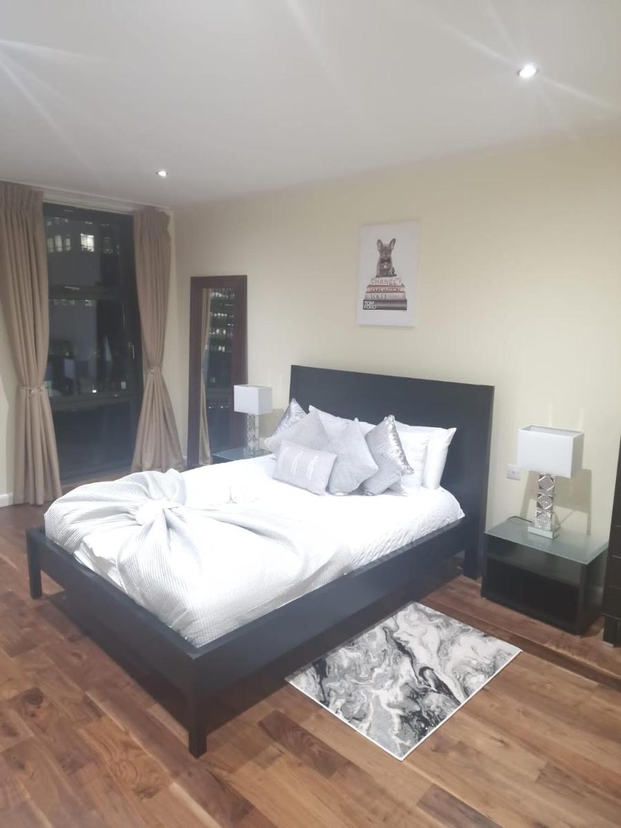Ravishing Riverside 2-Bed Rental in Canary Wharf - image 3