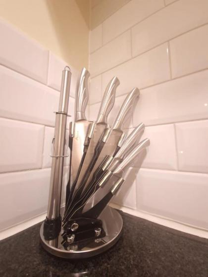Ravishing Riverside 2-Bed Rental in Canary Wharf - image 5