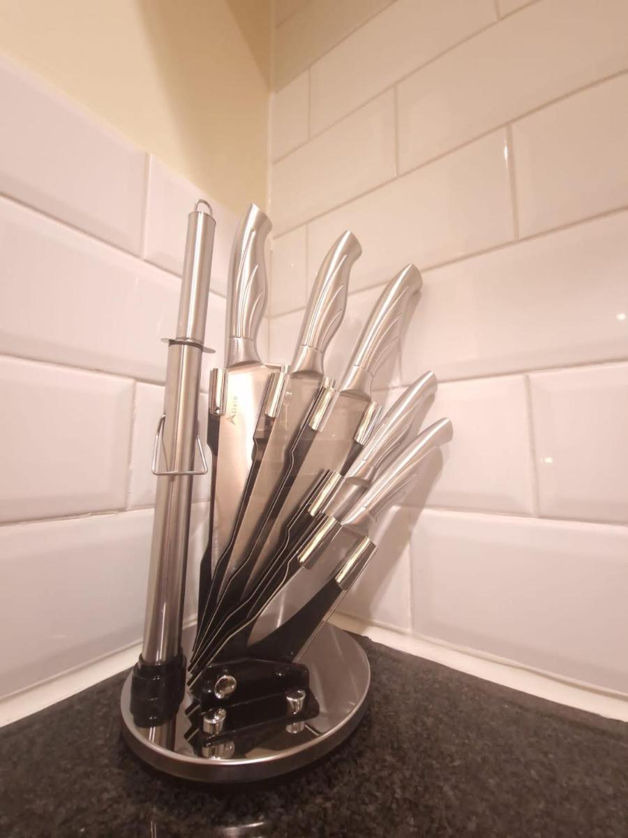 Ravishing Riverside 2-Bed Rental in Canary Wharf - image 5