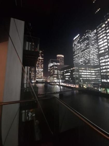 Ravishing Riverside 2-Bed Rental in Canary Wharf - image 6