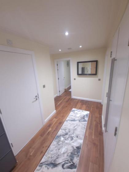 Ravishing Riverside 2-Bed Rental in Canary Wharf - image 8