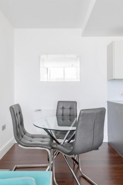 Chic 1BD Flat wViews of the Shard - South Quay! - image 13