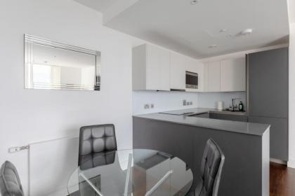 Chic 1BD Flat wViews of the Shard - South Quay! - image 15