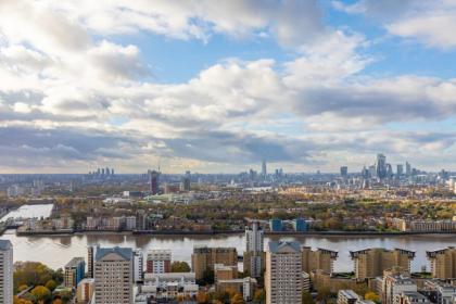 Chic 1BD Flat wViews of the Shard - South Quay! - image 2