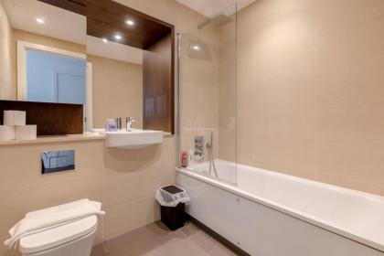 Chic 1BD Flat wViews of the Shard - South Quay! - image 4