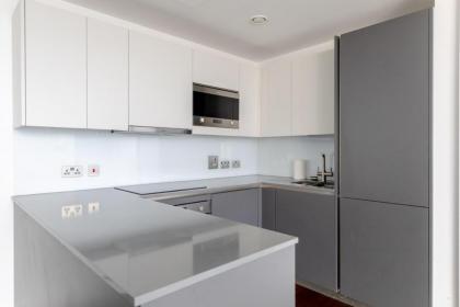 Chic 1BD Flat wViews of the Shard - South Quay! - image 5