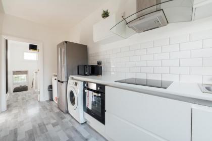 Stunning & Stylish 2 Bed Flat in West London l Shepherd's Bush l Acton - image 10
