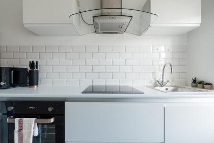 Stunning & Stylish 2 Bed Flat in West London l Shepherd's Bush l Acton - image 14