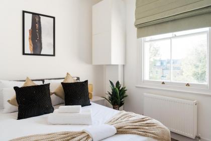 Stunning & Stylish 2 Bed Flat in West London l Shepherd's Bush l Acton - image 17
