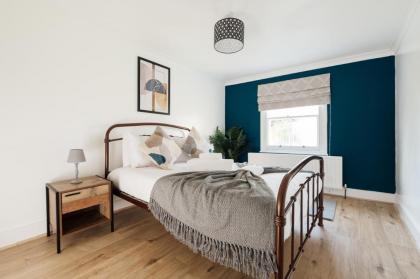 Stunning & Stylish 2 Bed Flat in West London l Shepherd's Bush l Acton - image 20
