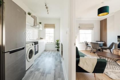 Stunning & Stylish 2 Bed Flat in West London l Shepherd's Bush l Acton - image 3