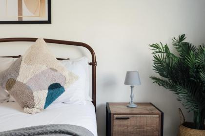 Stunning & Stylish 2 Bed Flat in West London l Shepherd's Bush l Acton - image 7