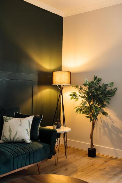 Stunning & Stylish 2 Bed Flat in West London l Shepherd's Bush l Acton - image 9