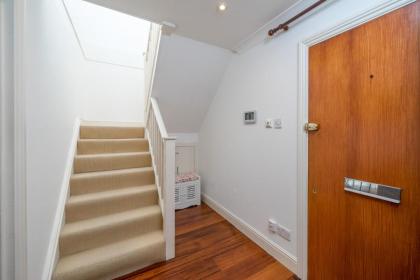 Charming 2Bed Duplex Apartment w/parking - image 10