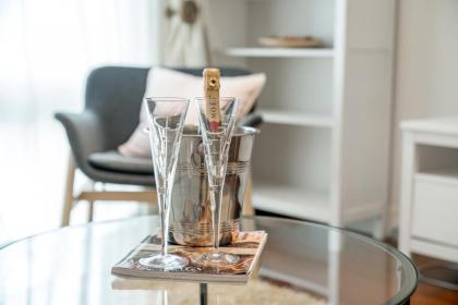 Charming 2Bed Duplex Apartment w/parking - image 2